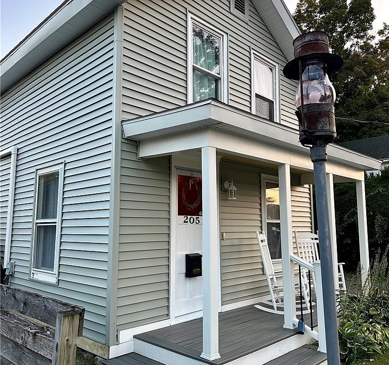 1st image of 205 Thompson St