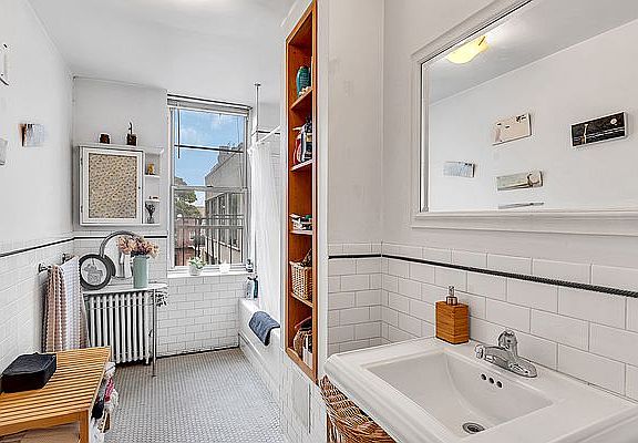 5th image of 262 Franklin St APT 4L