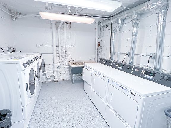 5th image of 206 W 21st St APT A10
