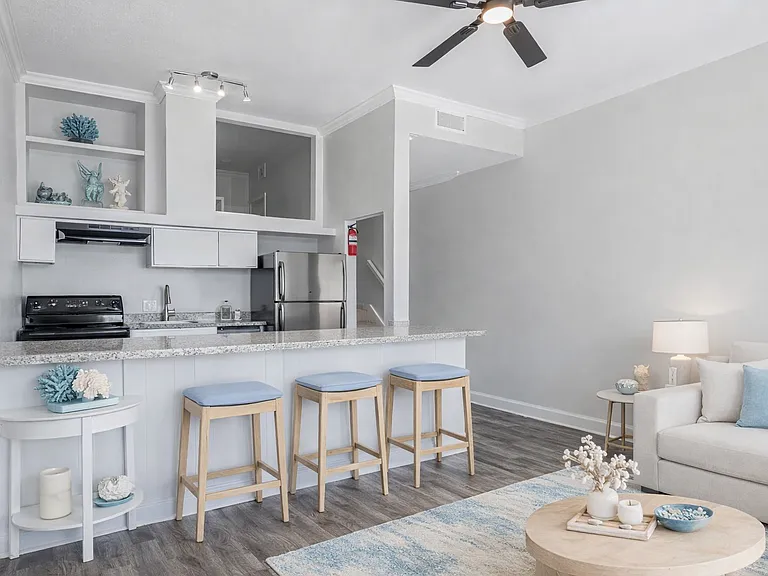 The Oceanfront Galveston Apartments — Photo 11