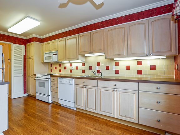 5th image of 100 High Point Dr Ph 3