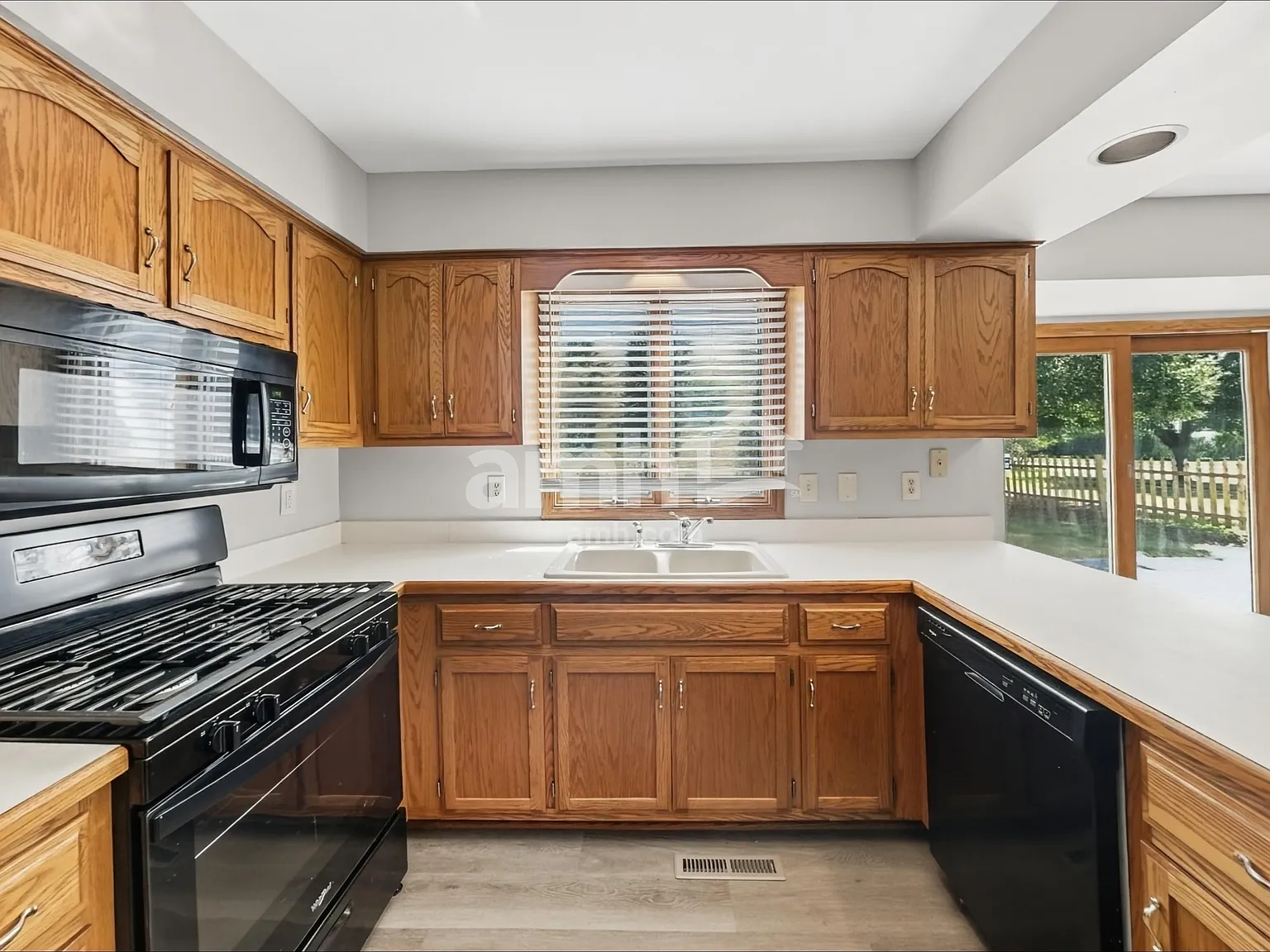 4 bed, 2.5 bath, 1839 sqft, $2,860 — Photo 3
