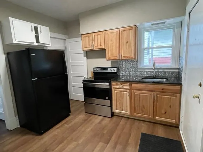 902 Davis St — Photo 3