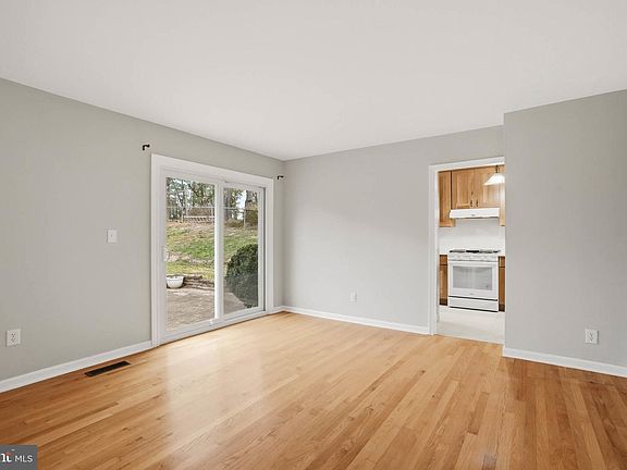 5th image of 10007 York Dr