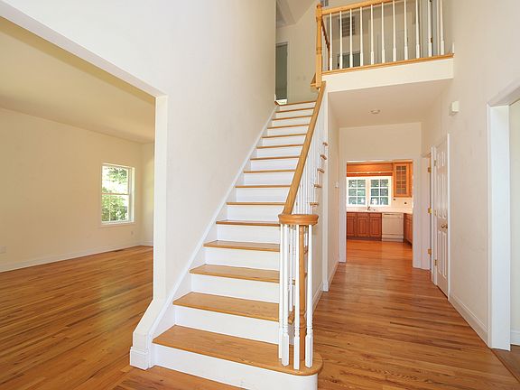 3rd image of 340 Daisy Ln