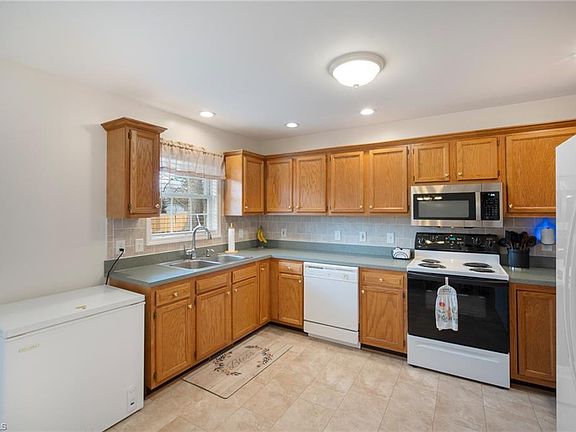 5th image of 110 Franklin Ave