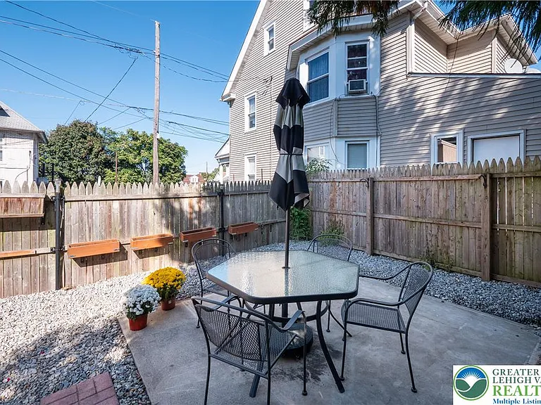 718 N New St — Photo 28