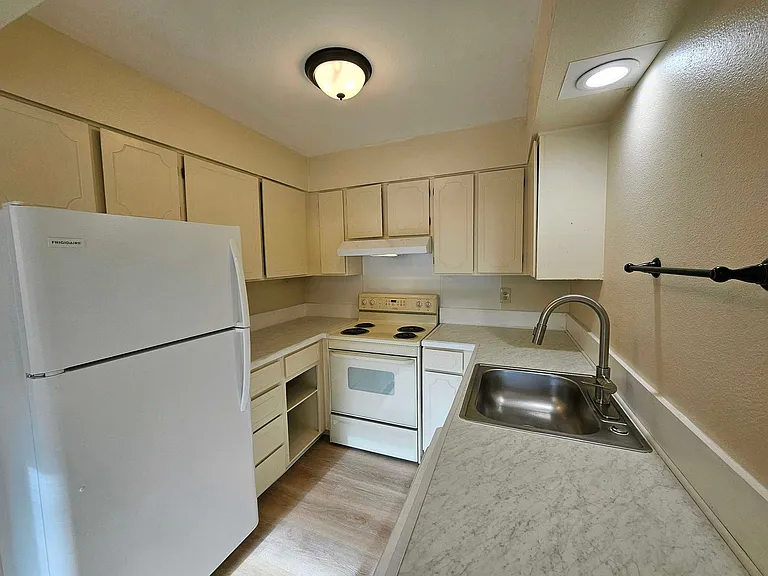 Sunset Apartments — Photo 18