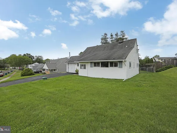 21 Hillside Rd, Levittown, PA 19056