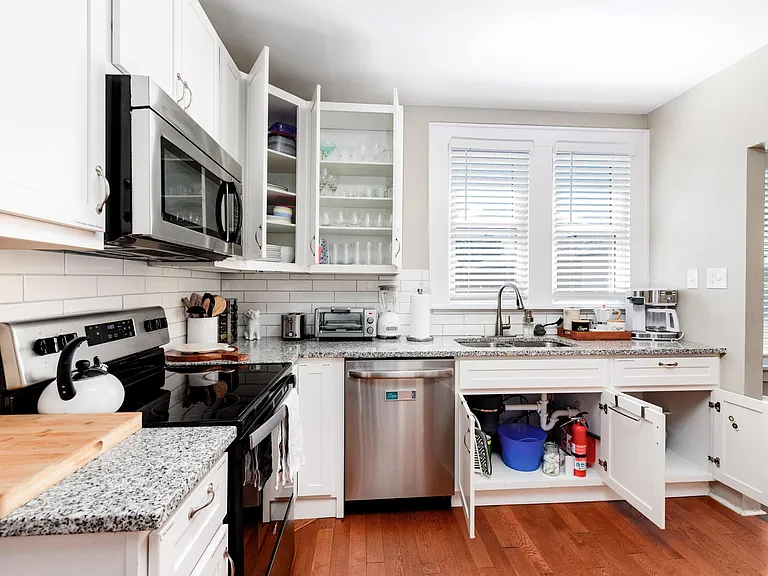 1509 W Clark St — Photo 22