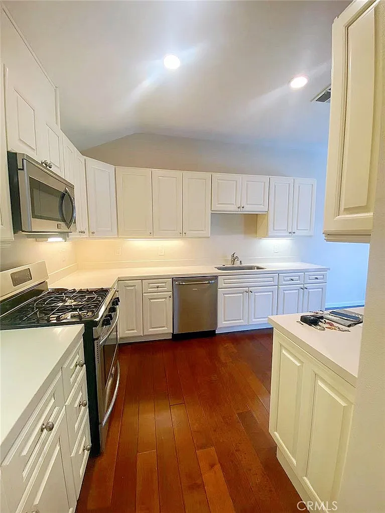 3 bed, 1637 sqft, $3,200 — Photo 2