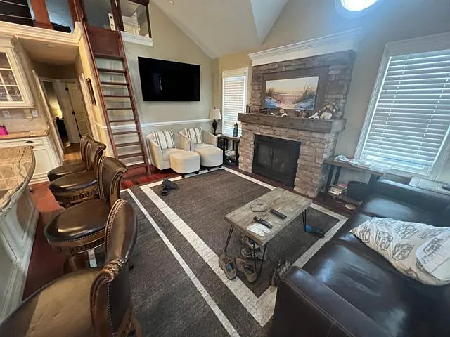 3 bed, 2.0 bath, $3,300 — Photo 3