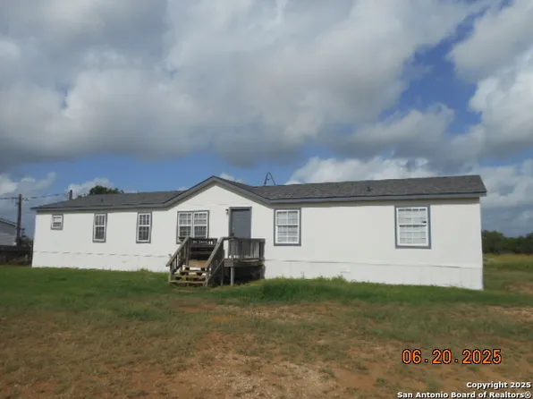 165 Crestfield Dr., Pleasanton, TX 78064