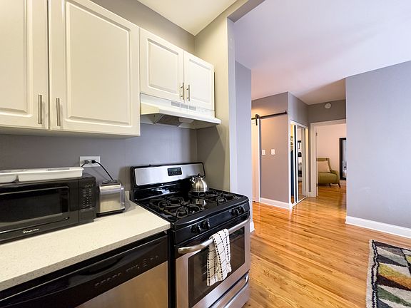 3rd image of 637 W Cornelia Ave #W2