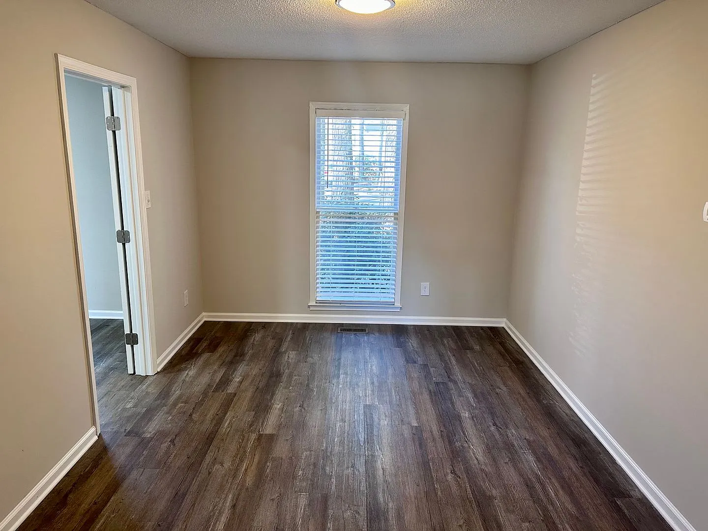 Stunning 2-bedroom, 2 -bathroom Apartment — Photo 4