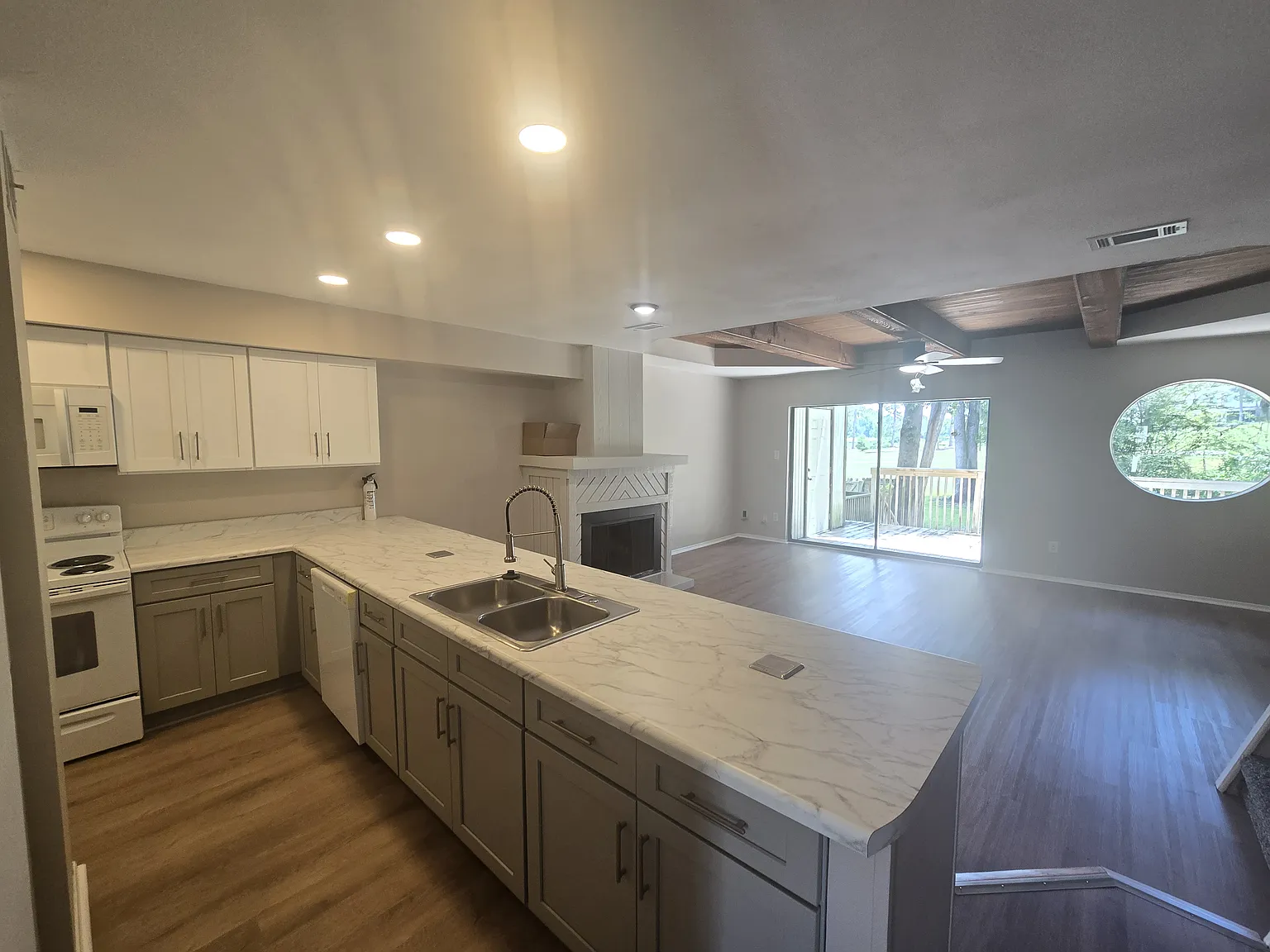 2 bed, 2.5 bath, 1358 sqft, $1,750 — Photo 2