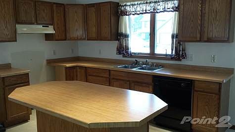 Kitchen w/Movable Island