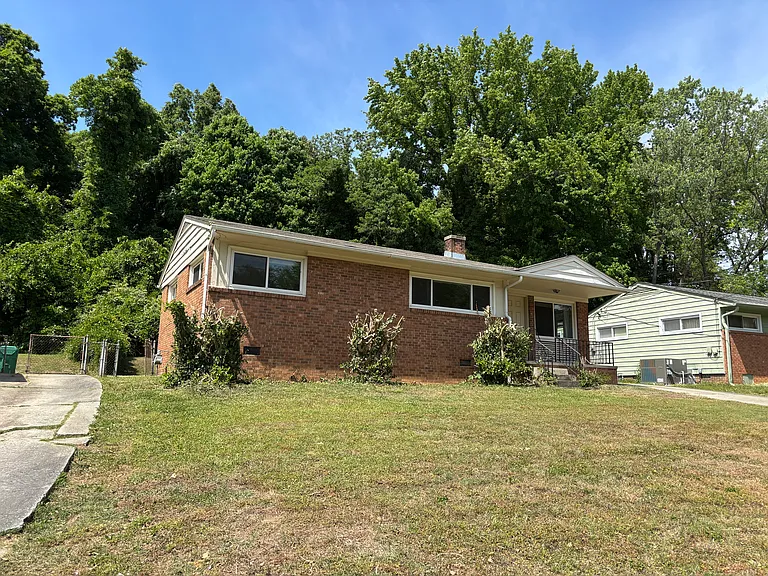 613 Woodridge Ln — Photo 1