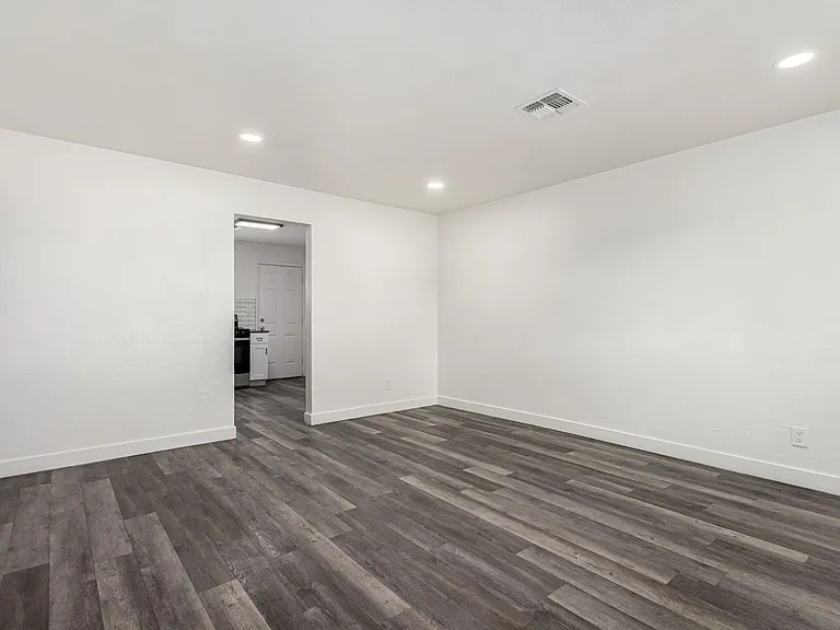 5525 N 27th Dr #17 — Photo 8