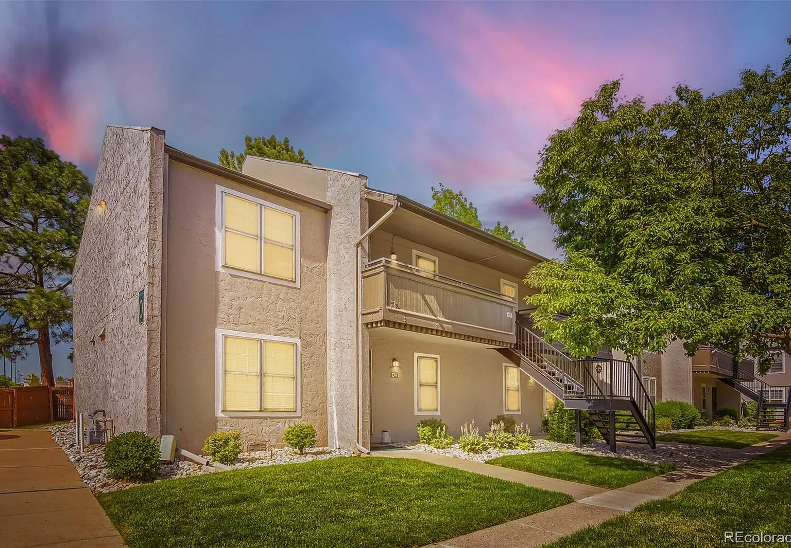 Glenn Oaks Condos — Photo 1