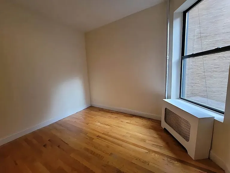 111 E 7th St #5T — Photo 4