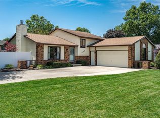 909 W Rickelman Ave, Effingham, IL 62401