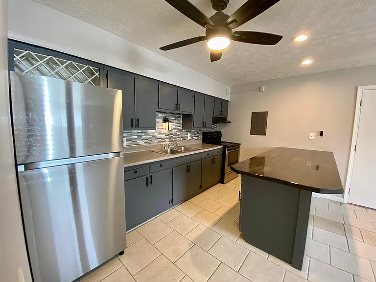 652 S Shore Ct — Photo 2