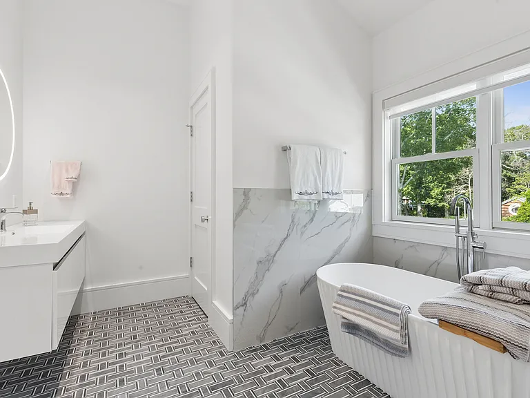 44 Lake Dr — Photo 31