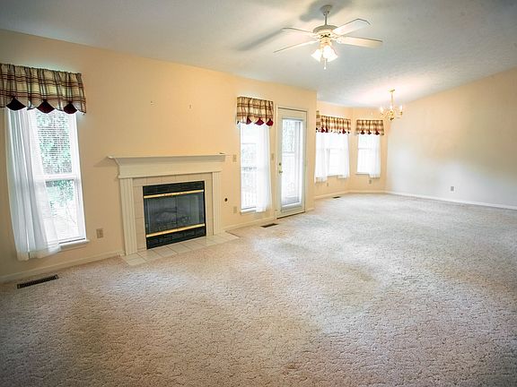 3rd image of 608 Bur Oak Ct W
