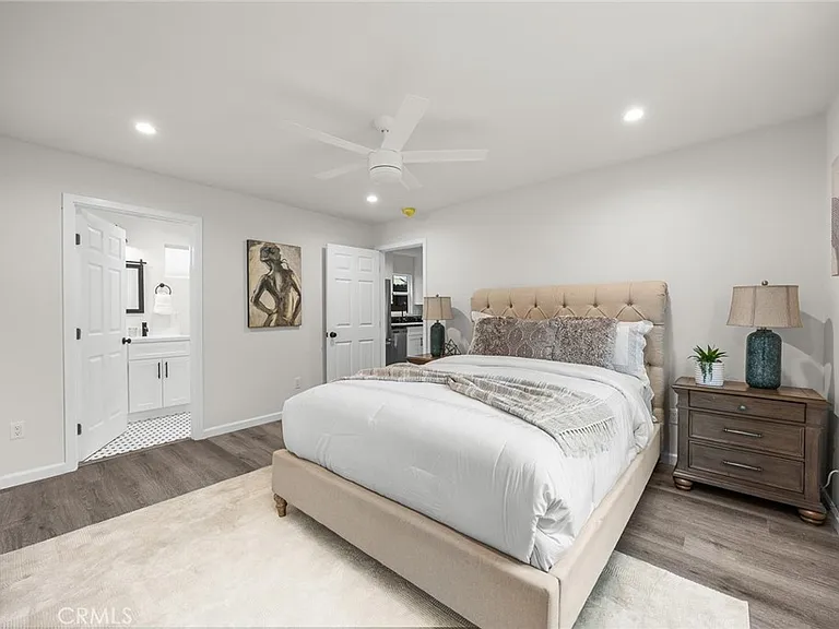 577 N Chester Ave — Photo 8