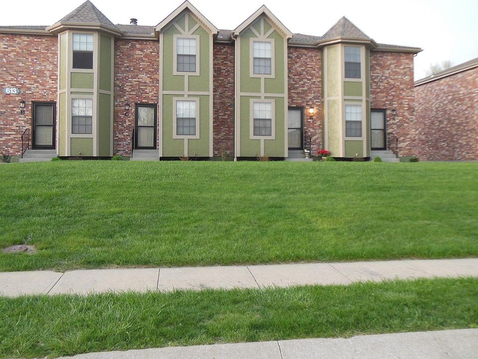 1st image of 617 NE English Manor Dr APT C