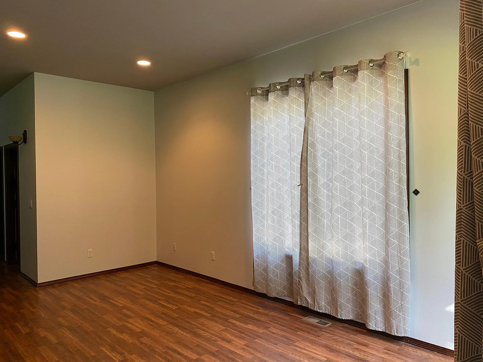 4 bed, 2.5 bath, 2405 sqft, $3,400 — Photo 2