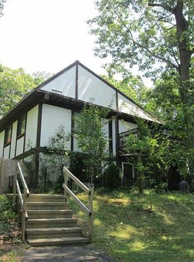 1st image of 10 Elisabeth Ln