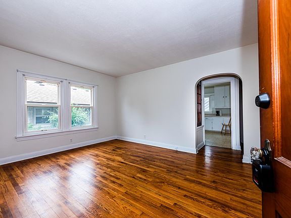 4th image of 1816 Langley Ave #1