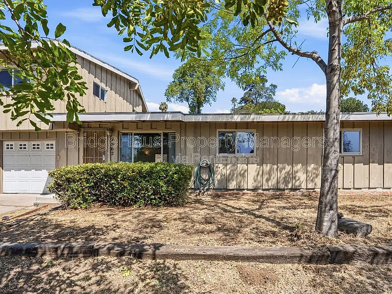 7562 Zemco Dr — Photo 3