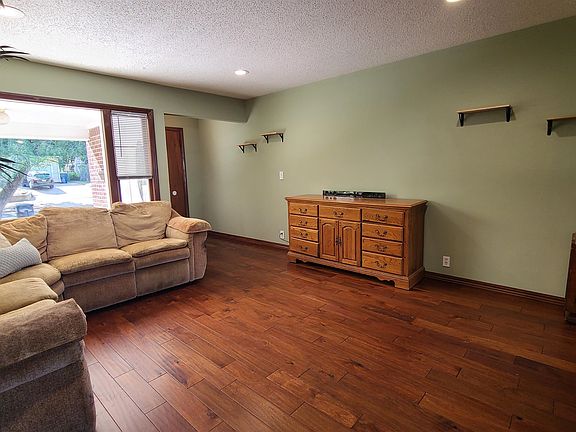 5th image of 2214 S Pinecrest Ave