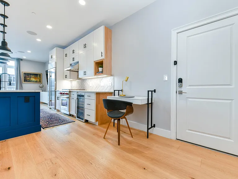 170 W Broadway #204 — Photo 4