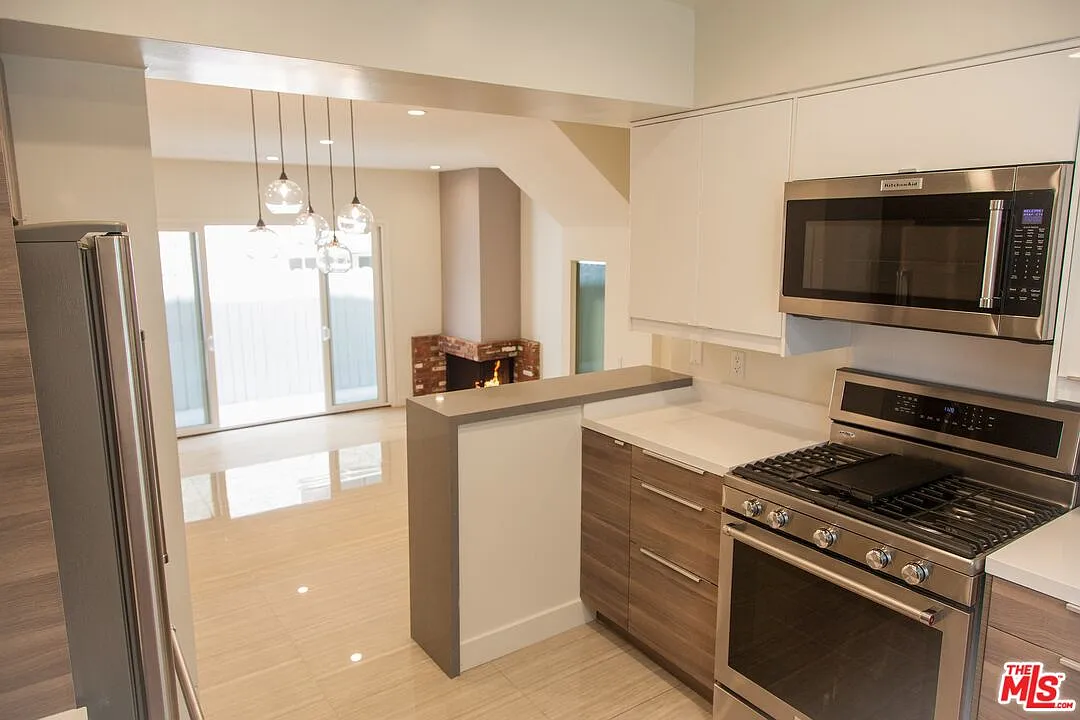 2 bed, 1.5 bath, 1300 sqft, $4,295 — Photo 4