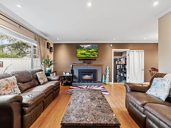 5th image of 4921 44a Ave