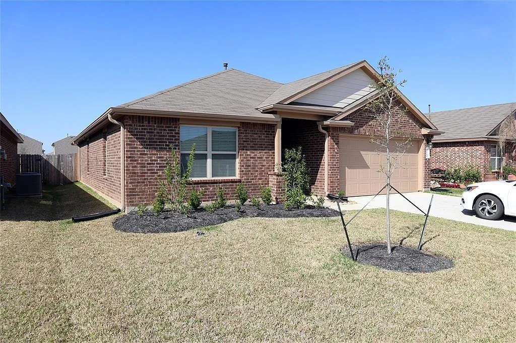 3 bed, 2.0 bath, 1701 sqft, $1,975 — Photo 3