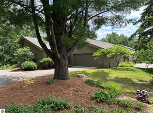 6556 Mission Rdg, Traverse City, MI 49686