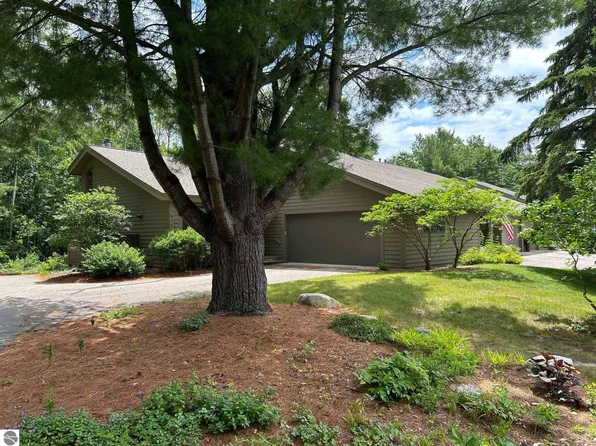 6556 Mission Rdg, Traverse City, MI 49686