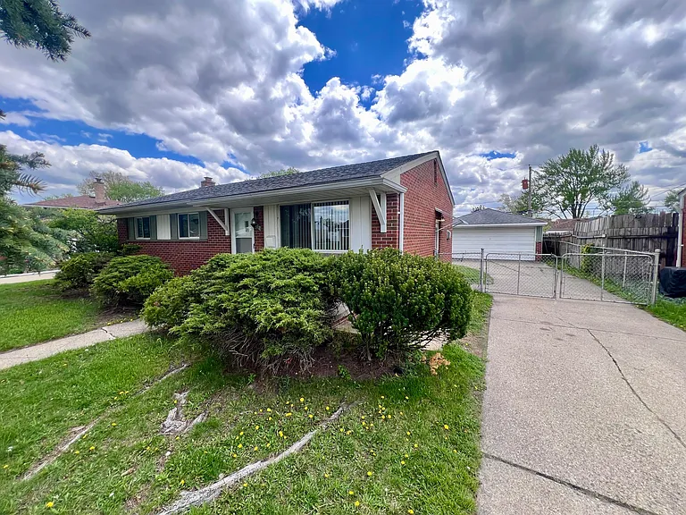 2252 Winston Dr — Photo 2