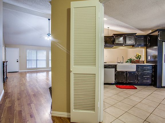 5th image of 3205 Meadowood Dr