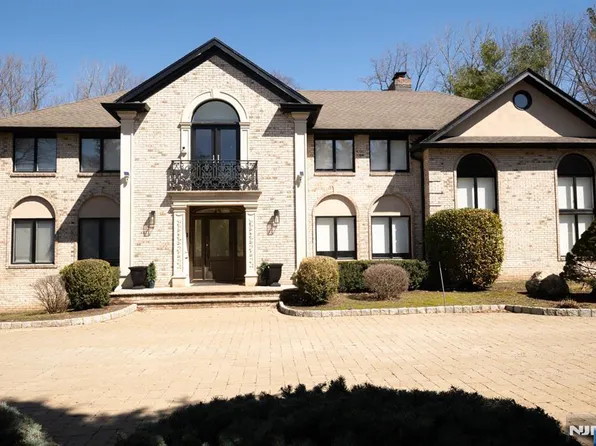 250 Truman Dr, Cresskill, NJ 07626