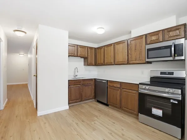 8 Chapel Hill Dr APT 2, Plymouth, MA 02360