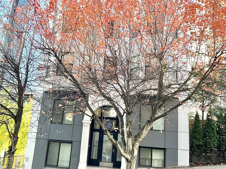 814 Columbia St — Photo 12