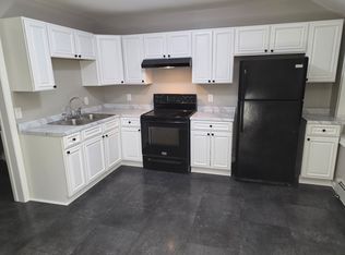 28 Ridgeway St, Westfield, MA 01085