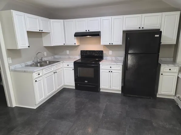 28 Ridgeway St, Westfield, MA 01085