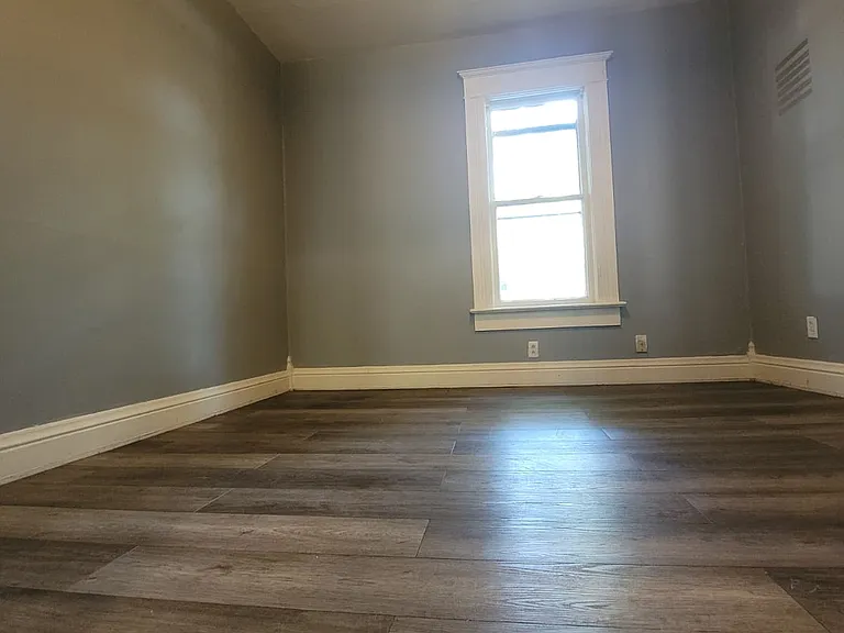1124 W Koenig St — Photo 3